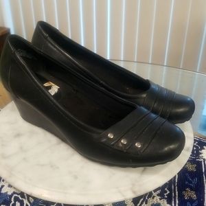 Bare Traps Women's Black wedge dress pumps size 10